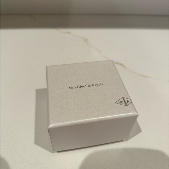 Van Cleef and Arpels Small Gift Box - Picture 2 of 2